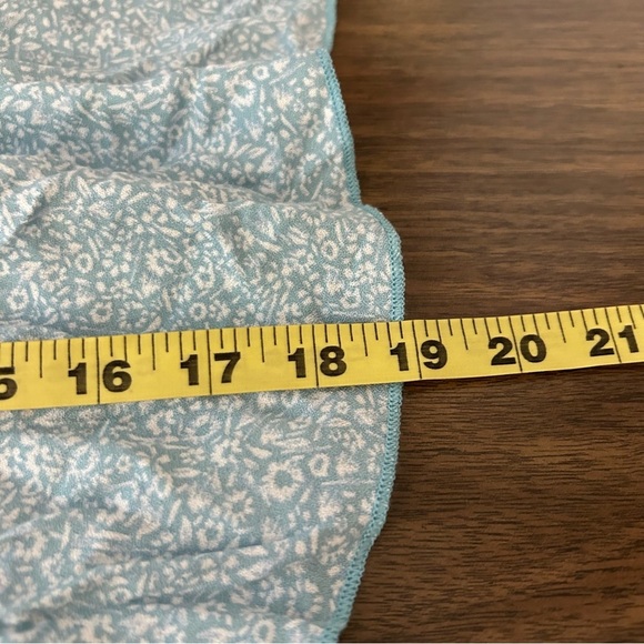 NWT urban romantics Floral Blue Women's Top L - Picture 9 of 10